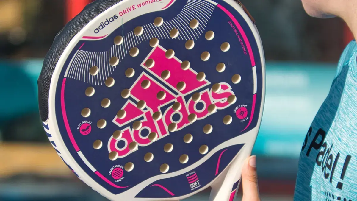 Pala de pádel Adidas Drive con el logotipo de Adidas en primer plano