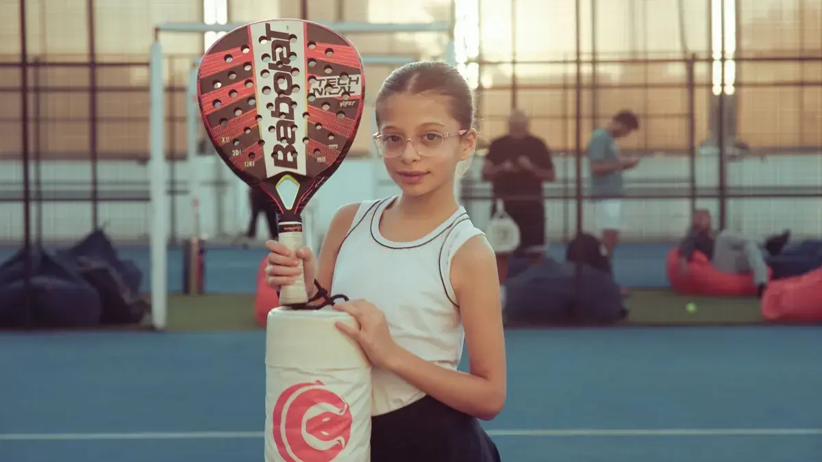 Jugadora con una pala Babolat Technical Viper en una pista de pádel