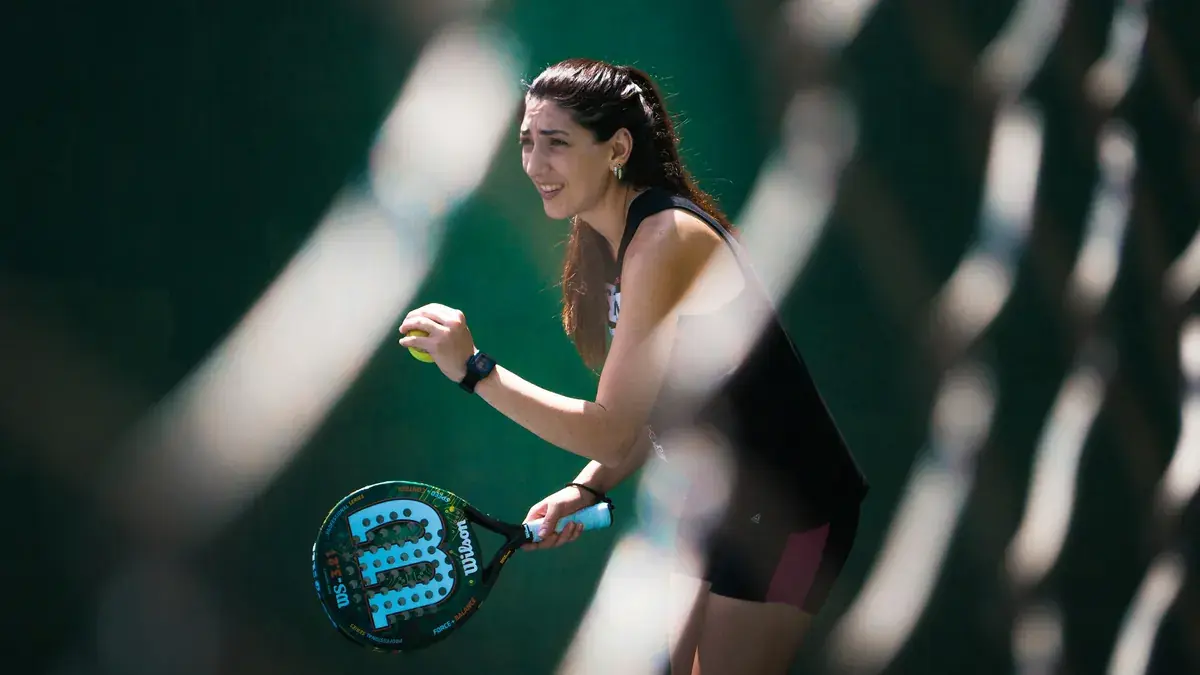 Jugadora de pádel con una pala Wilson preparada para sacar