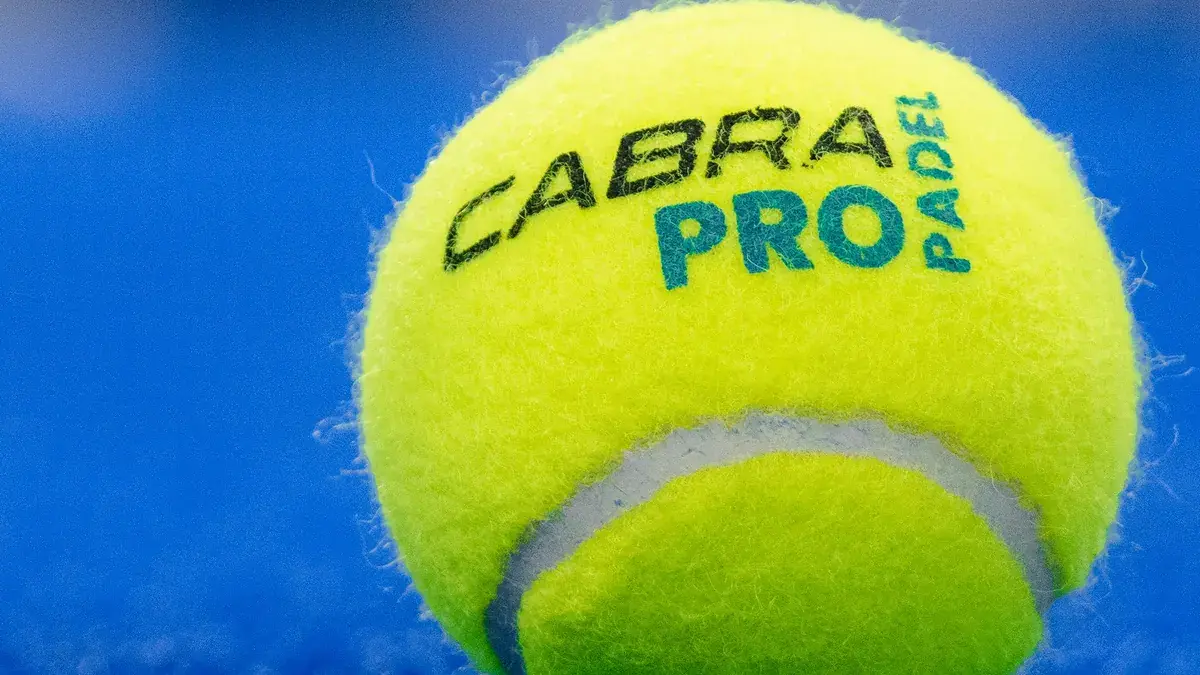 Pelota de pádel Cabra Pro sobre el césped azul de una pista