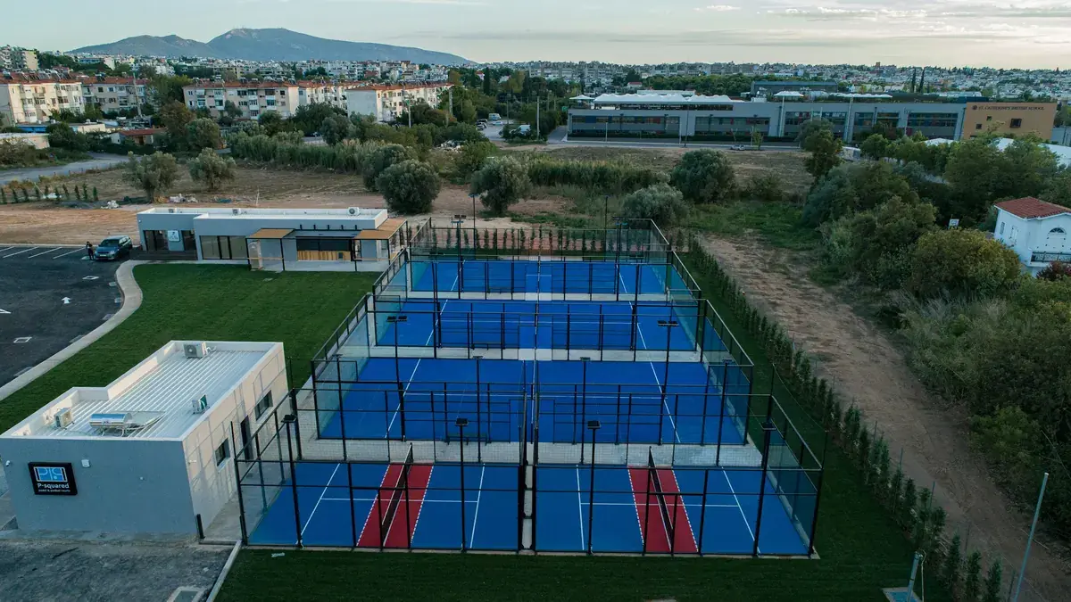 Club de pádel con varias pistas visto desde el aire